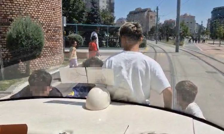 Son Gelişme: Tramvaya Asılan Çocuklar Kaza Tehlikesi Yaşattı - Haberleri ve Merak Edilenler