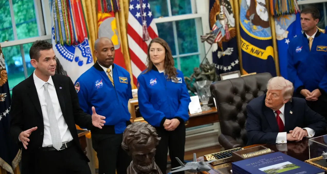 Trump yine yaptı yapacağını! NASA Başkanı’nın kulaklarıyla dalga geçti - En Son Haber: Gelişmeler Takip Ediliy