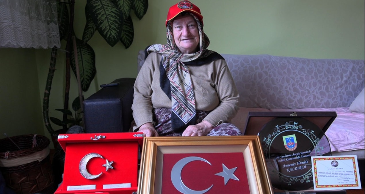 Gündemden Son Bilgiler: TSK'dan 'Hamide anne'ye vefa plaketi - Son Dakika ve Merak Edilenler