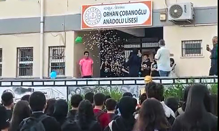 Tükürük bezi kanserini yenen Buse Parlak, Adana'da okulunda törenle karşılandı