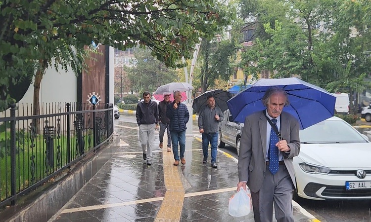 Tunceli'de sağanak yağış öğleden sonra artarak devam etti, su birikintileri oluştu: Gelişmeler Takip Ediliyor