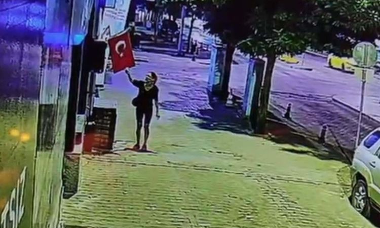 Kritik Açıklama: Türk Bayrağını Yakan Kadın yakalanarak gözaltına sevk edildi - Haberleri: Gelişmeler Takip Ed