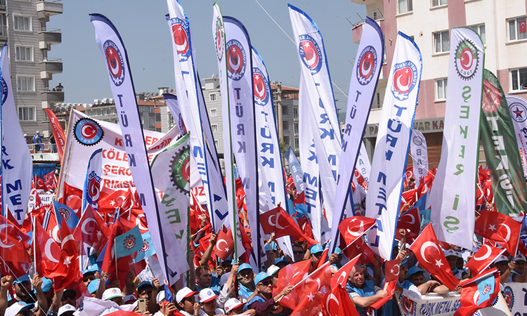 TÜRK-İŞ, Manisa Turgutlu'daki saldırıyı kınadı; 2'si ağır 11 öğrenci yaralandı: Gelişmeler Takip Ediliyor