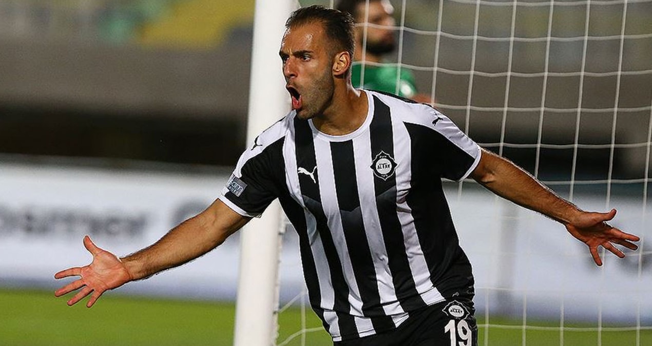 Gündemden Son Bilgiler: Türkiye'de 4 sezon gol kralı olmuştu: Futbola resmen veda etti - En Son Haber ve Merak