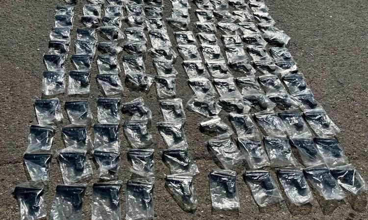 An ammunition cache was found in a bus stopped in Tuzla: 120 weapons were seized - News
