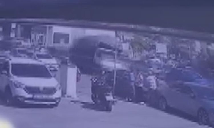A truck loaded with materials overturned on the road in Tuzla: the accident was caught on camera - Breaking News