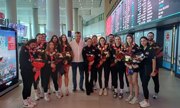 Sıcak Gündem: U17 Kız Voleybol Milli Takımı'na İstanbul'da coşkulu karşılama - Son Dakika Haberleri