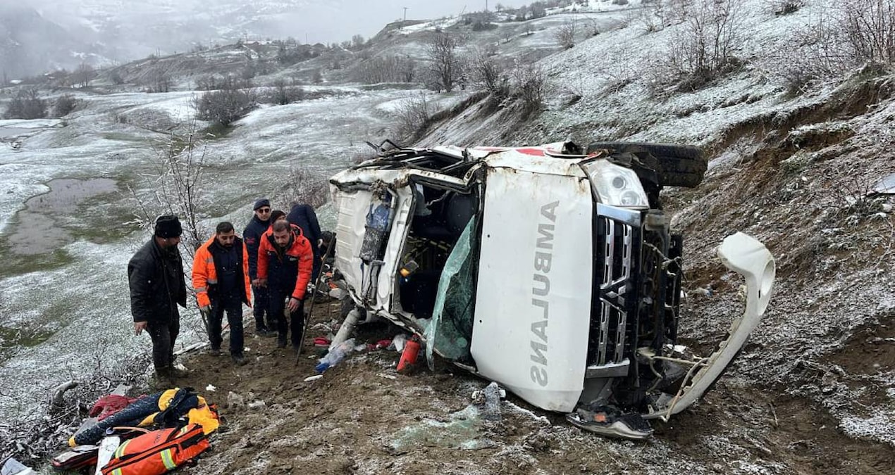 Kritik Açıklama: Uçurumda facia; Ambulans yoldan çıktı, ölü ve yaralılar var - En Son Haber ve Merak Edilenler