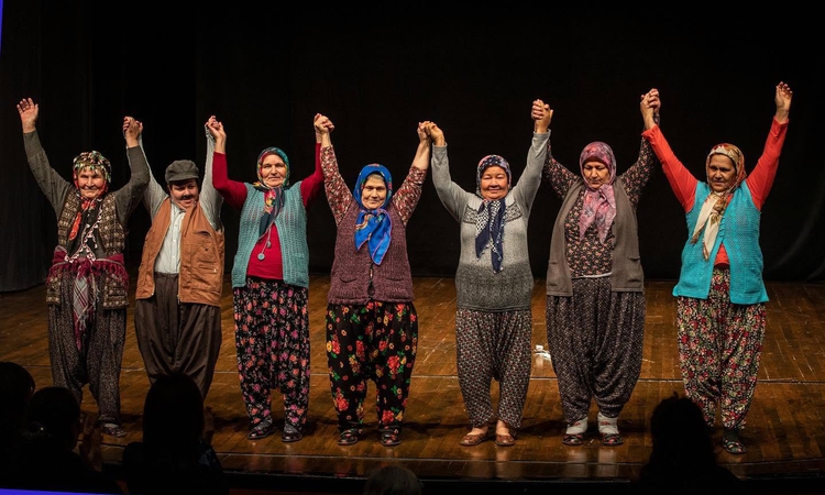 Ümmiye Koçak, 'Anne Elimi Bırakma' oyunuyla bağımlılığı sahneye taşıyacak ve Merak Edilenler