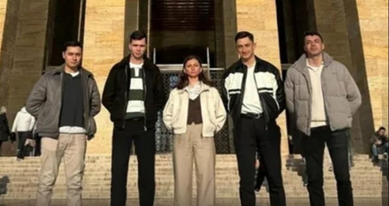 The lieutenant, whose uniform was removed, defended his country with his suit - Last Minute
