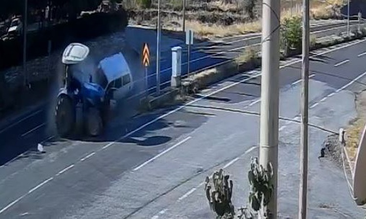 Uşak Eşme'de otomobil traktöre çarptı, 1 kişi yaralandı, kaza anı görüntülendi - Son Dakika Bilgileri