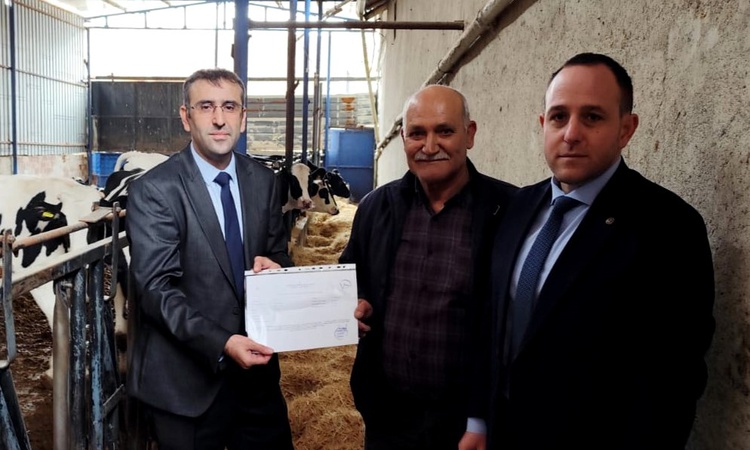 Uşak Ulubey'de iki üreticiye hastalıktan ari işletme belgesi verildi