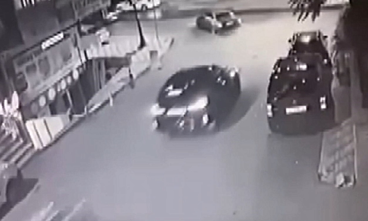 Üsküdar'da otomobile arkadan çarpan motokurye ağır yaralandı, kaza kameraya yansıdı