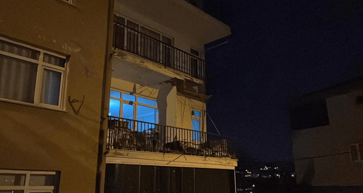 Gündemden Son Bilgiler: Üsküdar'da panik anları: Balkon çöktü, bina tahliye edildi - En Son Haber