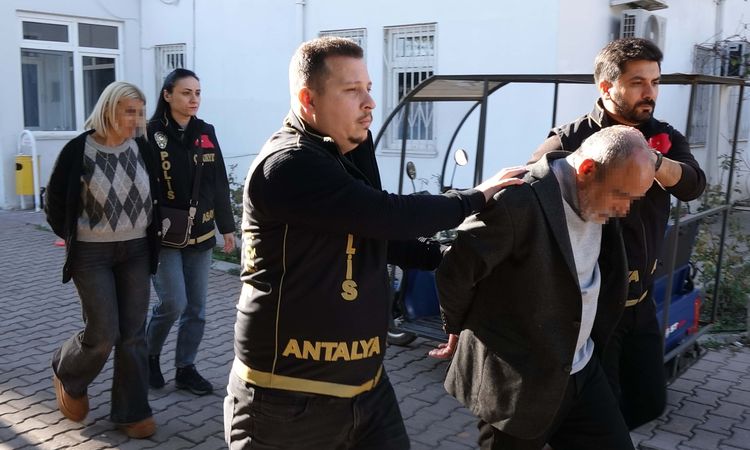 Son Gelişme: Üvey annesini ölümüne ilişkin yargılanan kadın ile erkek arkadaşı suçlamaları reddetti - Son Daki