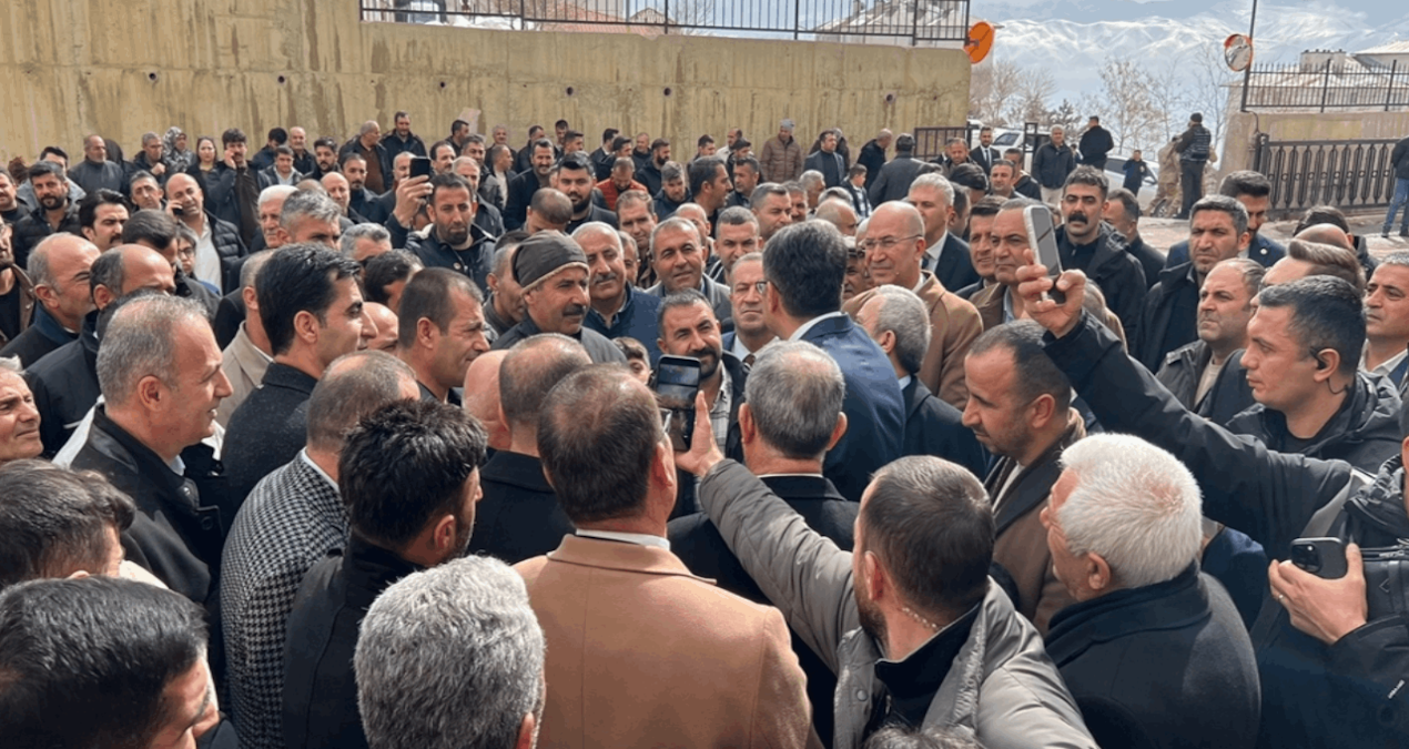 Kritik Açıklama: Vali Çelik'ten Yüksekova ve Çukurca'ya veda ziyareti - Son Dakika: Gelişmeler Takip Ediliyor