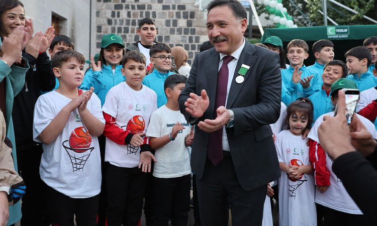 Vali Gökmen Çiçek’e Yeşilay’dan büyük onur: Üstün hizmet madalyası ile ödüllendirildi - Son Dakika Bilgileri
