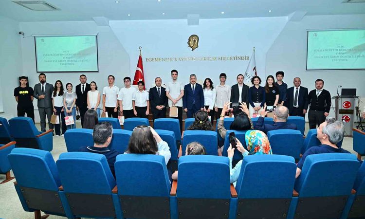 Vali Yılmaz, YKS ve LGS’de tam puan alan öğrencilerle bir araya geldi - Son Dakika Haberleri - Son Dakika Bilg