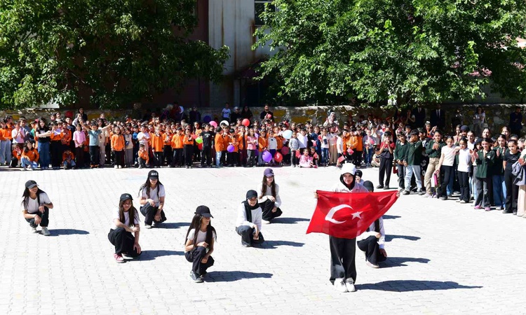 Van Çatak'ta İlköğretim Haftası Atatürk İlkokulu'nda düzenlenen programla resmen start aldı ve Merak Edilenler