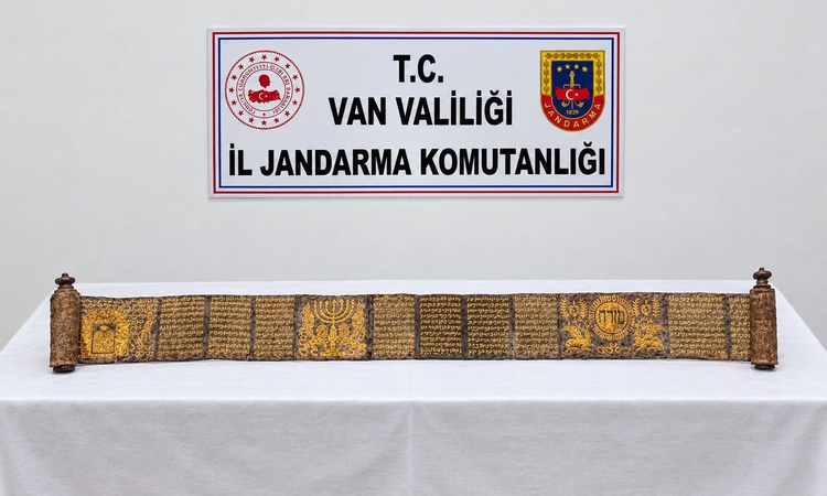 Van'da operasyonda Tevrat olduğu değerlendirilen 310 santimetrelik eser ele geçirildi