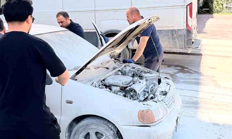 The engine of a moving car burned in Van - Last Minute