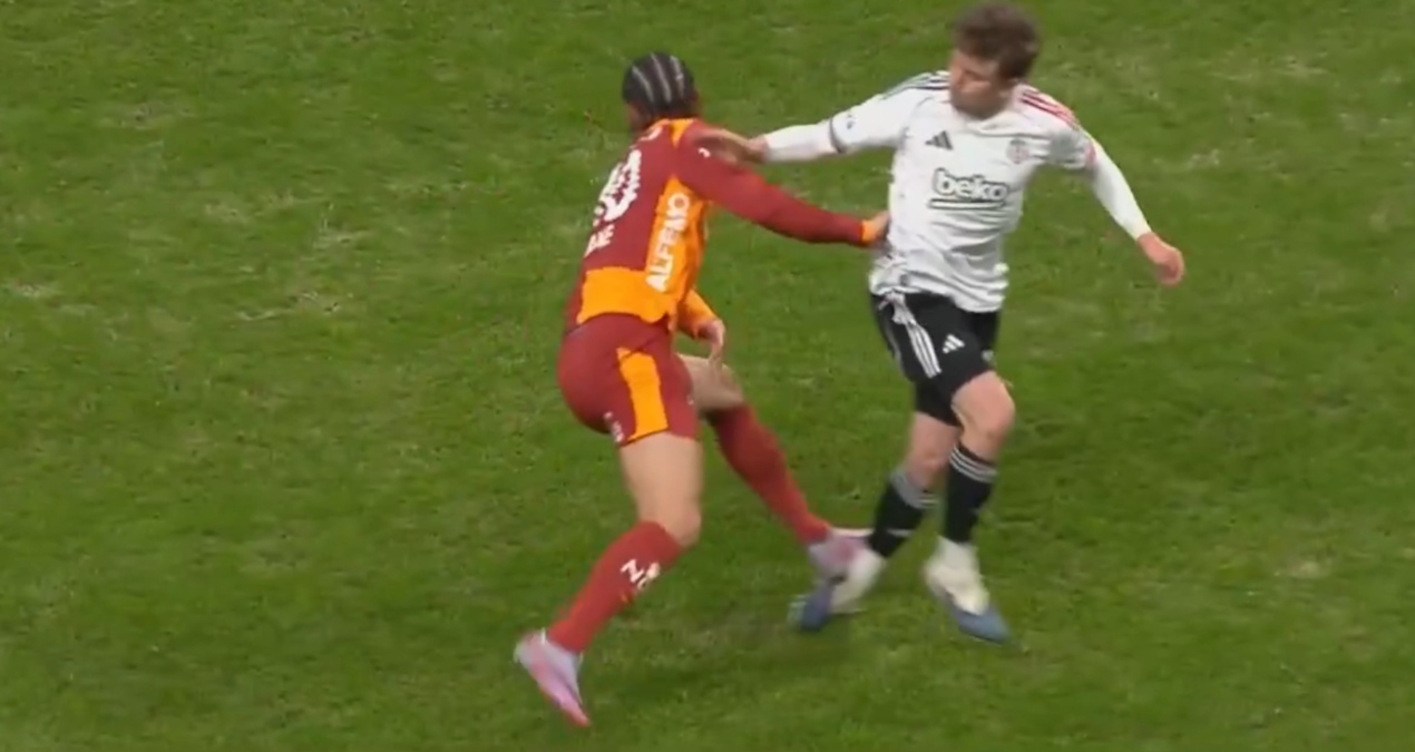 Ayrıntılar Netleşti: VAR devreye girdi, Galatasaray derbide kırmızı kart gördü - Son Dakika Haberleri: Gelişme
