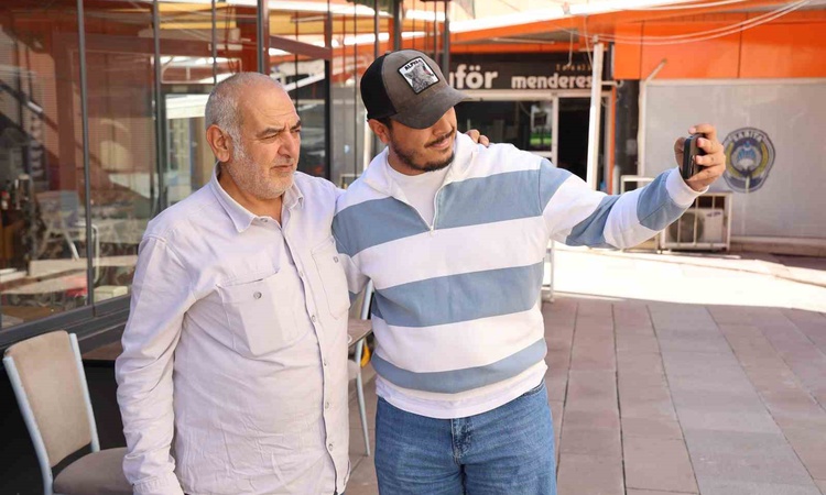 Vatandaşlar, Abidin'e benzeyen Aksaraylı lokantacıyla fotoğraf çektiriyor - Son Dakika Bilgileri