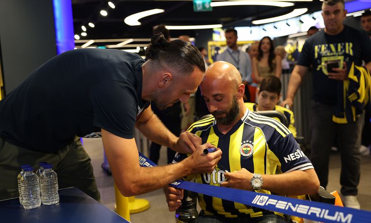 Gündemden Son Bilgiler: Vedat Muriqi imza gününde Fenerbahçeli taraftarlarla buluştu - Son Dakika Haberleri |
