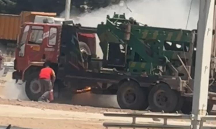 Sıcak Gündem: Viranşehir'de Park Halindeki Araç Alev Aldı: Petrol İstasyonu Çalışanları Faciayı Önledi - Haber
