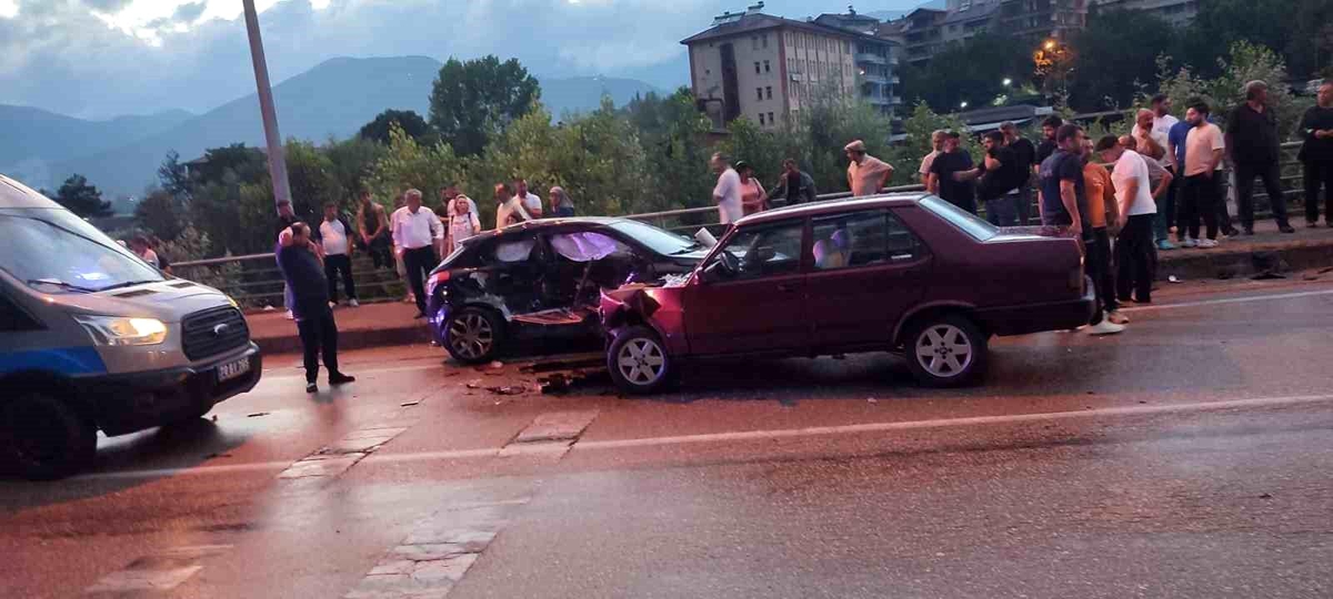 Two cars collided on a rainy road: 4 injured - Breaking News