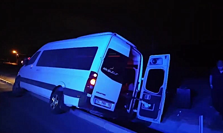 Yağmur suyu tahliye kanalına düşen minibüsteki turist yaralandı ve Merak Edilenler