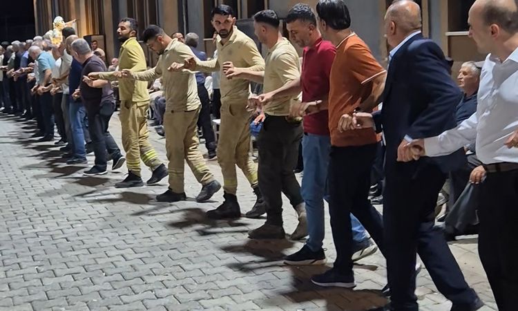 Sıcak Gündem: Yangından düğüne: Orman ekipleri alevleri söndürdü, halay çekti - Son Dakika ve Merak Edilenler
