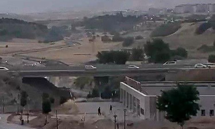 They broke the windows of the buildings by throwing stones - News