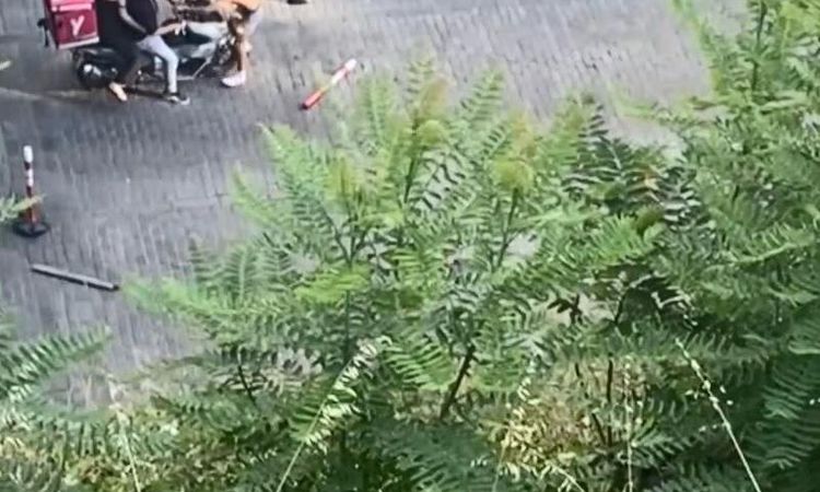 Kritik Açıklama: Yarı Çıplak Şahıs Motosikletin Önüne Atladı: Dayak Yedi, yakalanarak gözaltına sevk edildi -
