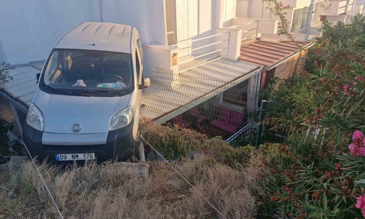 Yazlık evin verandasına otomobil gerileme kaydetti: Gelişmeler Takip Ediliyor