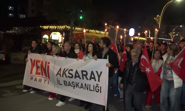 YENİ Parti Aksaray'da gençlerle Cumhuriyet'in 103. yılı için fener alayı düzenledi: Gelişmeler Takip Ediliyor
