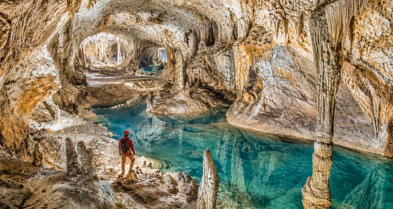 It extends for kilometers underground, there are 900 caves in the same area - Last Minute
