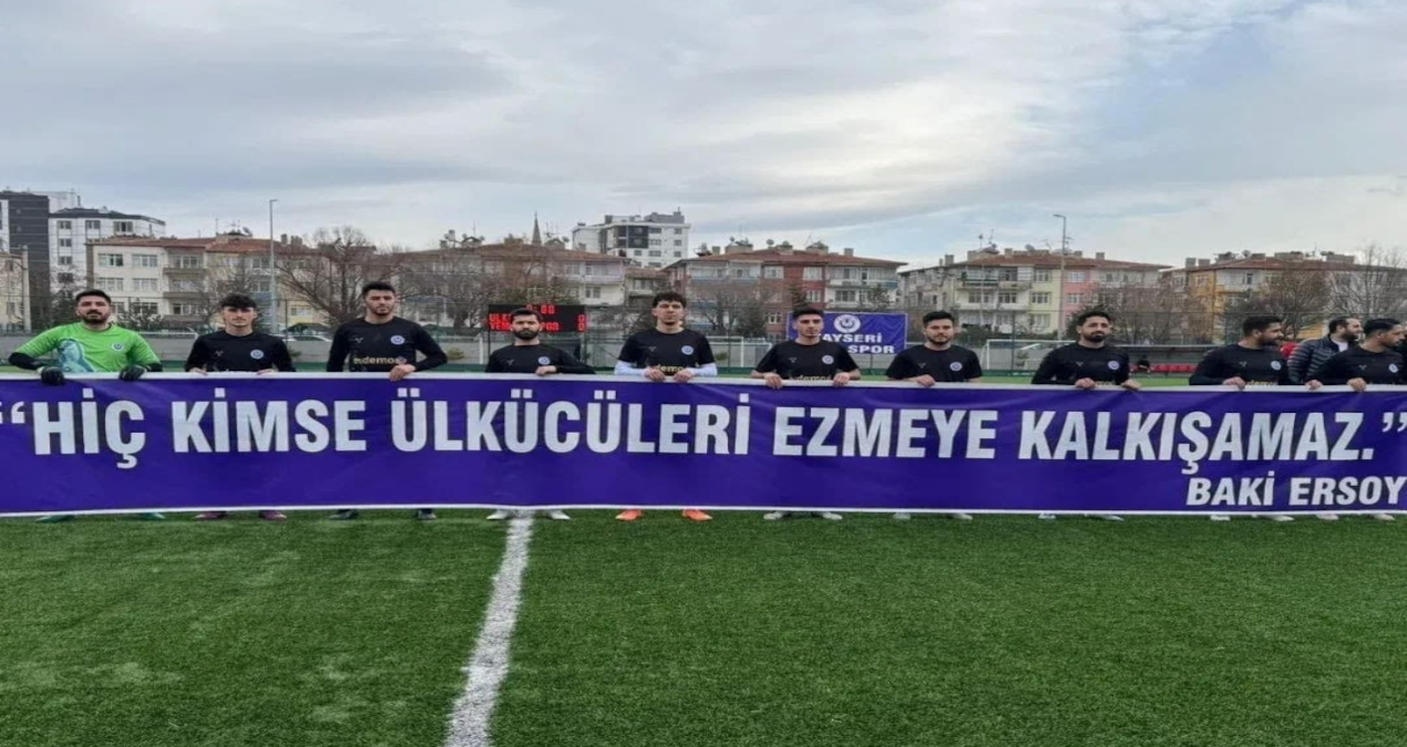 Yeşil sahada siyasi içerikli pankart tepki çekti - Haberleri - Son Dakika Bilgileri