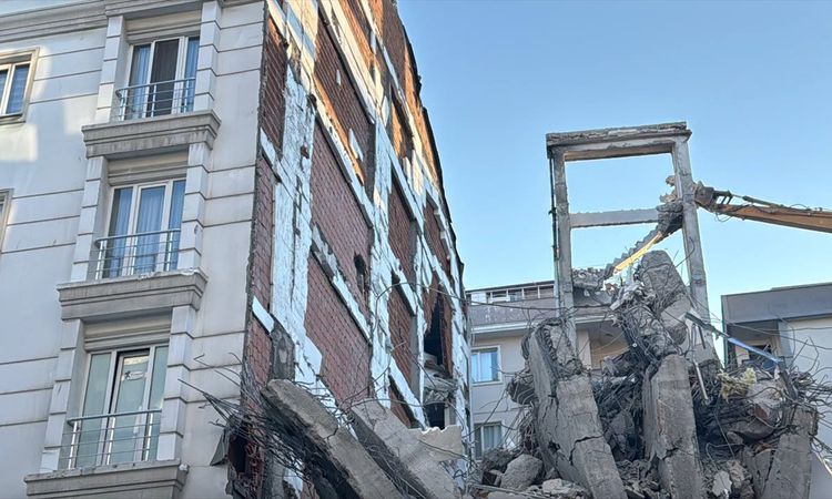Kritik Açıklama: Yıkım sırasında beton parçaları iki binaya hasar verdi - Son Dakika Haberleri