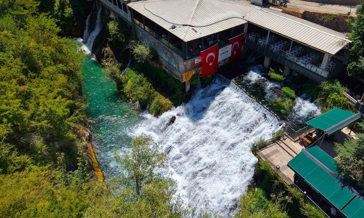 Kritik Açıklama: Yıllık yaklaşık 400 bin ziyaretçi ağırlayan Çırçır Şelalesi turkuaz rengiyle dikkat çekiyor -