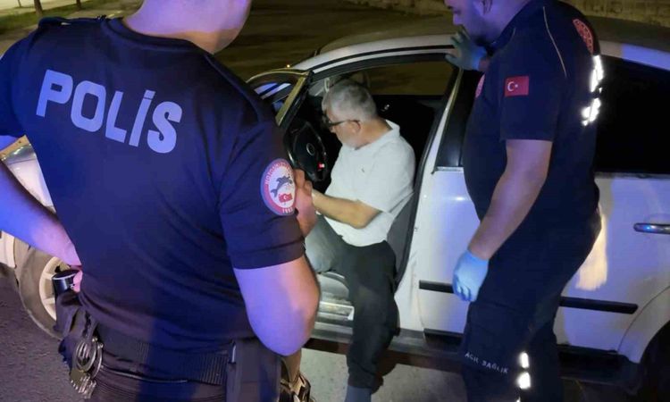 Yol ortasında araç içinde sızıp kaldı, ekipleri alarma geçirdi - Son Dakika Bilgileri