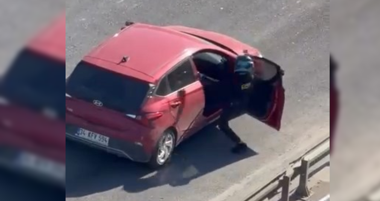Son Gelişme: Yol verme kavgasında tekmeler havada uçuştu - En Son Haber: Gelişmeler Takip Ediliyor