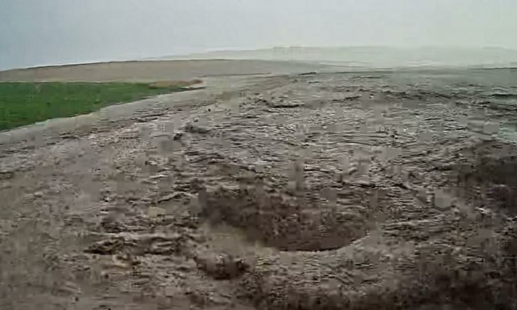 Yozgat Şefaatli'de sel Kuzayca'da beton tankerini devirdi, tarlalara zarar verdi ve Merak Edilenler