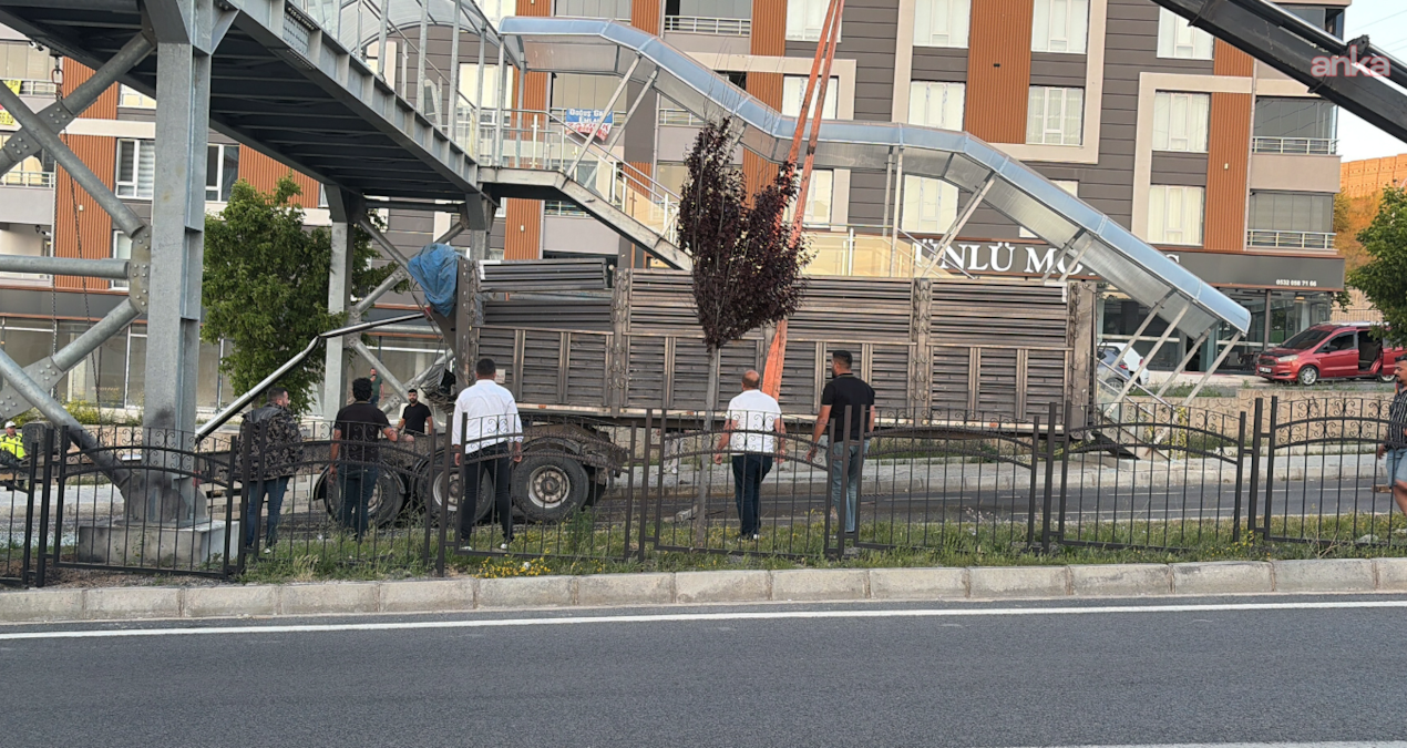 Kritik Açıklama: Yozgat'ta tır dorsesi üst geçitte takılı kaldı - Son Dakika Haberleri ve Merak Edilenler