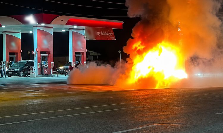 Sıcak Gündem: Yüksekova'da Akaryakıt Sonrası Yangın: 3 Yaralı - Son Dakika Haberleri - Son Dakika Bilgileri