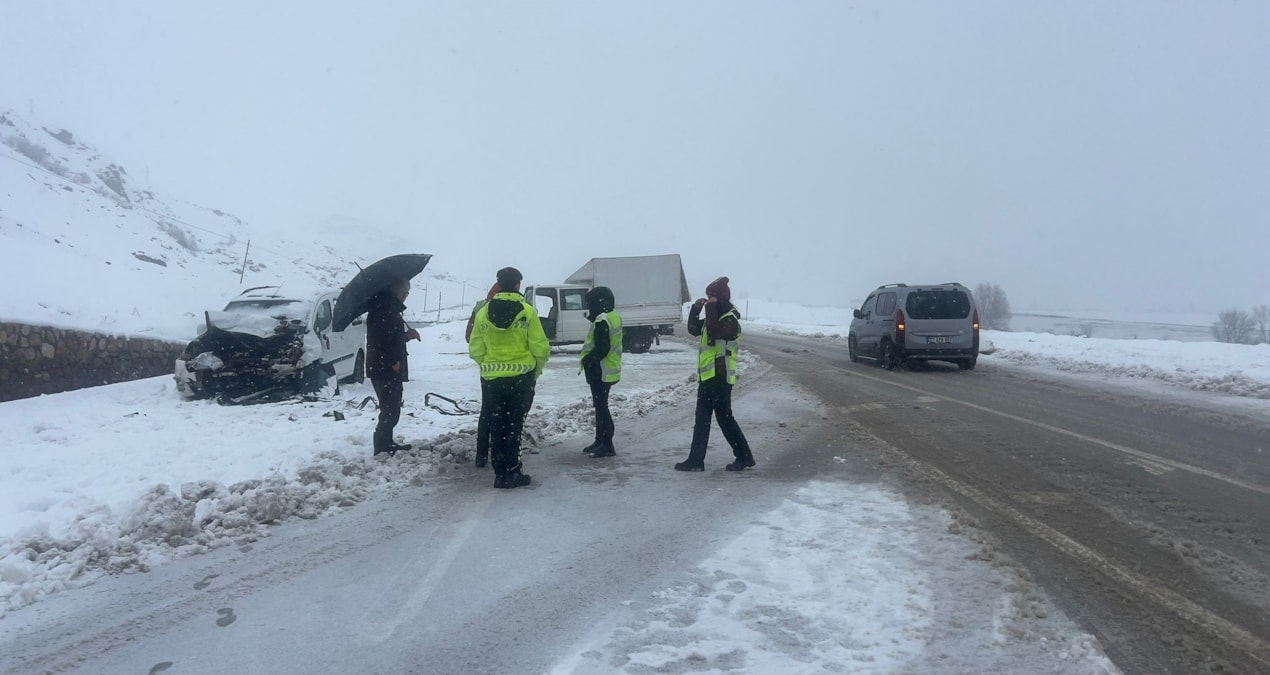 Yüksekova'da feci çarpışma: 1 ölü, 8 yaralı - En Son Haber ve Merak Edilenler