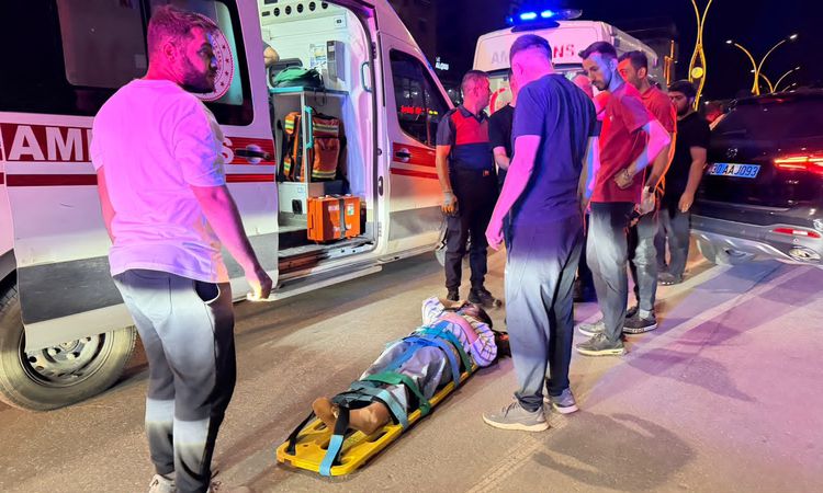 Gündemden Son Bilgiler: Yüksekova'da park halindeki araçlara çarpan otomobil devrildi: 4 yaralı - Haberleri