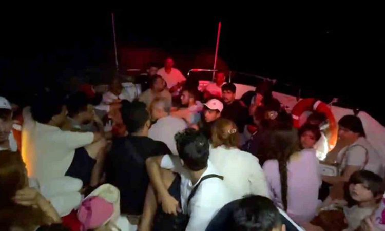 Kritik Açıklama: Yunanistan içinde çocukların da bulunduğu düzensiz göçmenleri Türk karasularına geri itti - H