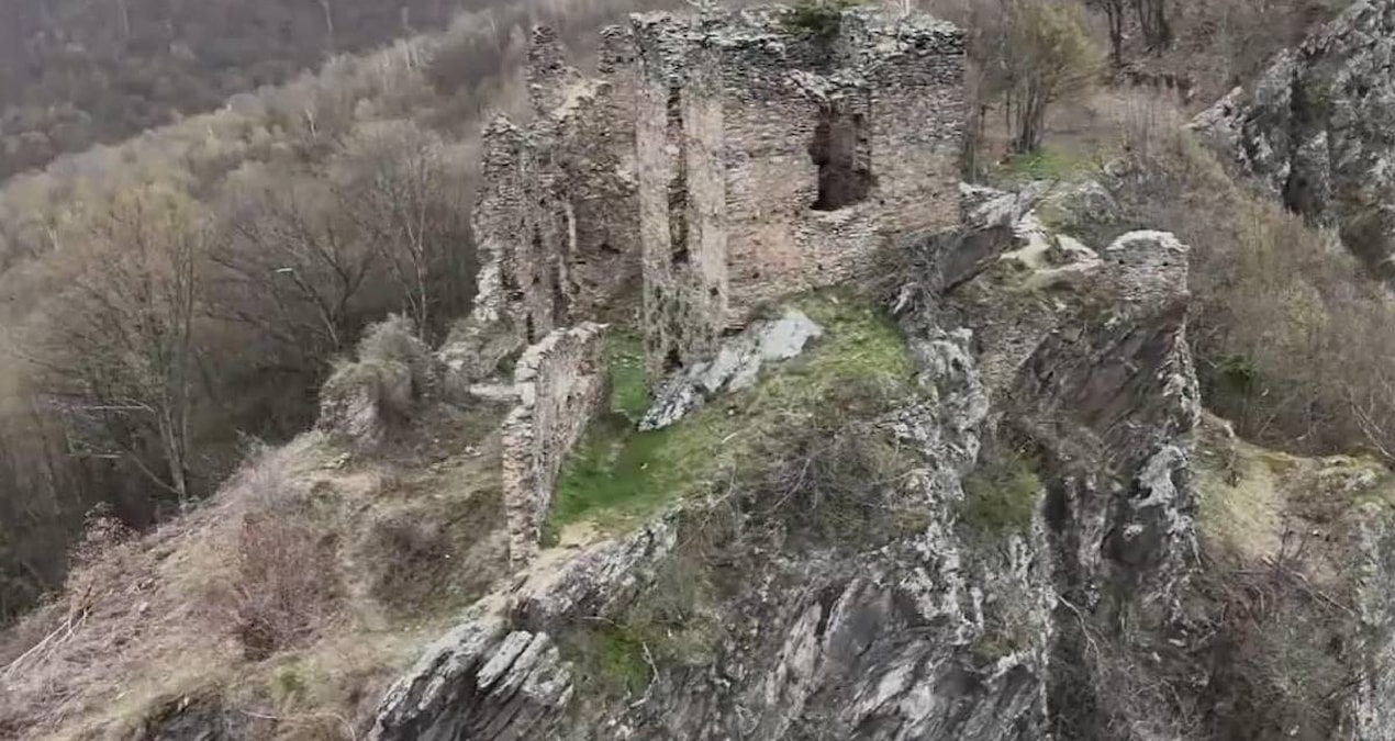 Gündemden Son Bilgiler: Yüzyıllardır hayaletli deniliyordu: Uçurumun kenarındaki lanetli kale için bir ilk - E