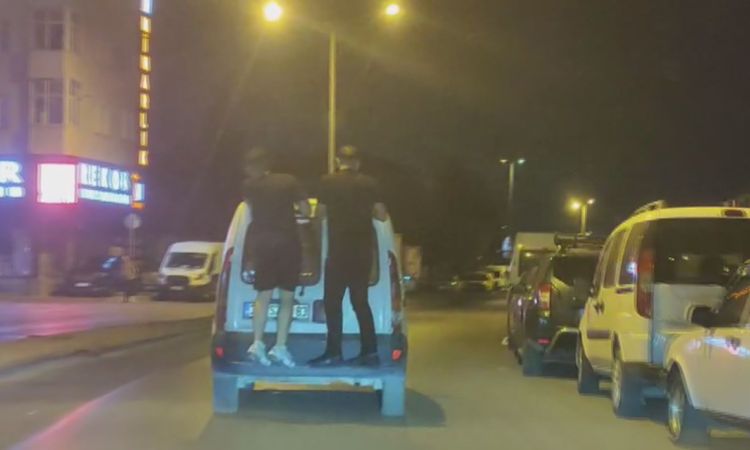 Gündemden Son Bilgiler: Zeytinburnu’nda Aracın Arkasına Tutunan 2 Kişinin Tehlikeli Yolculuğu Kamerada - Son D